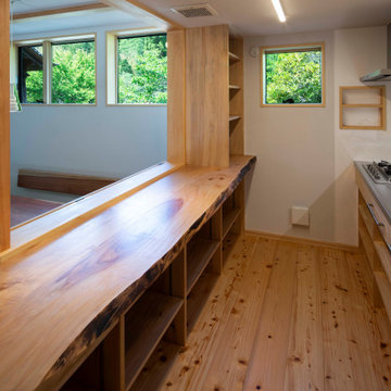 無垢板の配膳と作業台を兼ねたキッチン