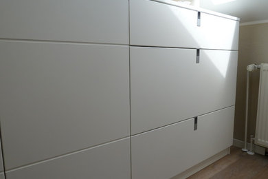 Modernes Ankleidezimmer in Sonstige