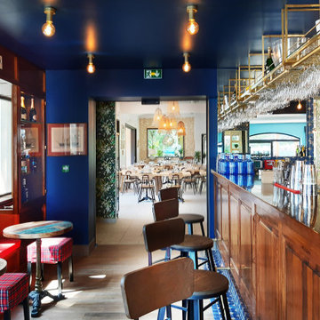 Un bar dans un petit port du Var - une rénovation d'inspiration marine