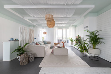 Großes, Repräsentatives, Offenes Wohnzimmer mit weißer Wandfarbe, Vinylboden, freistehendem TV, grauem Boden, Holzdecke und Tapetenwänden in Düsseldorf