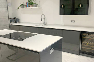 Modern Kitchen with Grey Gloss Doors and White Quartz Worktops