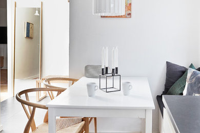 Small scandinavian dining room in Aarhus with white walls and black floor.