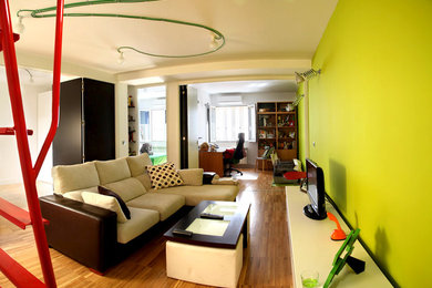 Example of an eclectic living room design in Madrid
