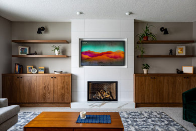Modelo de sala de estar minimalista de tamaño medio con paredes grises, moqueta, todas las chimeneas, marco de chimenea de baldosas y/o azulejos y pared multimedia