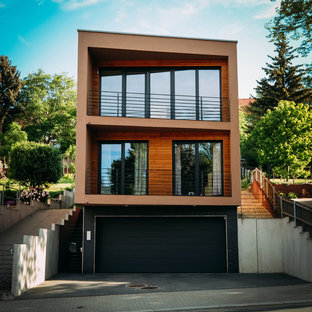 Mittelgroßes, Zweistöckiges, Braunes Modernes Einfamilienhaus mit Putzfassade und Flachdach in Sonstige