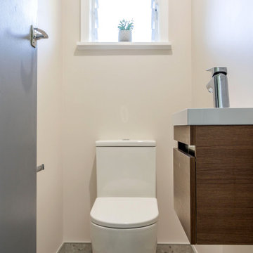 Separate toilet/powder room