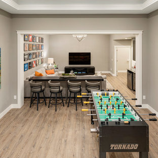 Modelo de sótano en el subsuelo tradicional renovado, grande, con paredes grises, suelo vinílico y suelo marrón