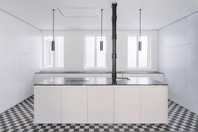 This is an example of a modern kitchen in Madrid.