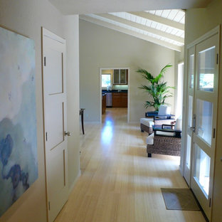 Создайте стильный интерьер: фойе в современном стиле с полом из бамбука, одностворчатой входной дверью и стеклянной входной дверью - последний тренд