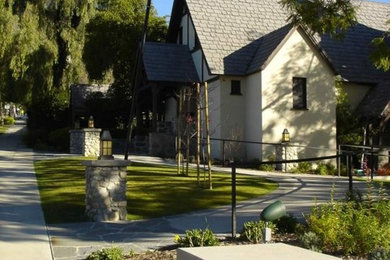 Inspiration for a traditional landscaping in Los Angeles.