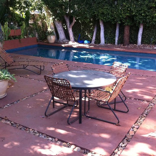 Moderner Pool neben dem Haus in rechteckiger Form mit Betonplatten in Los Angeles