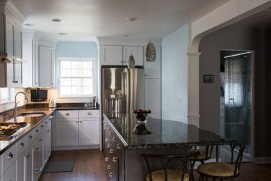 Minimalist kitchen photo in Chicago