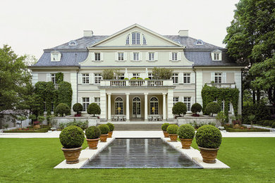Großes, Dreistöckiges Klassisches Haus mit Putzfassade, beiger Fassadenfarbe und Mansardendach in Berlin