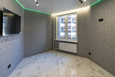 Идея дизайна: гостиная комната:: освещение в современном стиле с серыми стенами, полом из керамогранита, телевизором на стене, белым полом и обоями на стенах