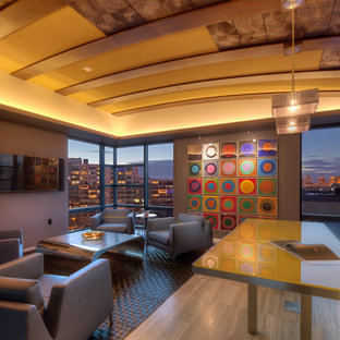 ミルウォーキーのモダンスタイルのおしゃれな書斎 (グレーの壁、ライムストーンの床、自立型机) の写真