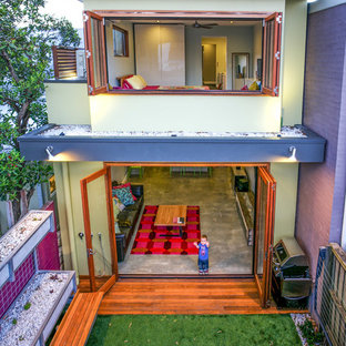 シドニーのコンテンポラリースタイルのおしゃれな家の外観 (緑の外壁、混合材サイディング、陸屋根) の写真