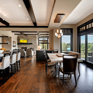 ミネアポリスの中サイズのトランジショナルスタイルのLDKの画像 (ベージュの壁、濃色無垢フローリング、暖炉なし、茶色い床)