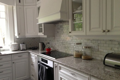 Kitchen - traditional kitchen idea in Toronto