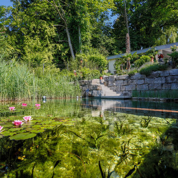 Schwimmteich mit Blick auf den Bodensee