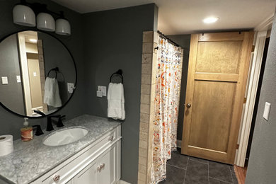 Example of a bathroom design in Milwaukee