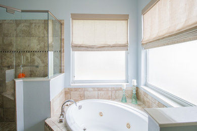 Modelo de cuarto de baño principal clásico grande con paredes azules