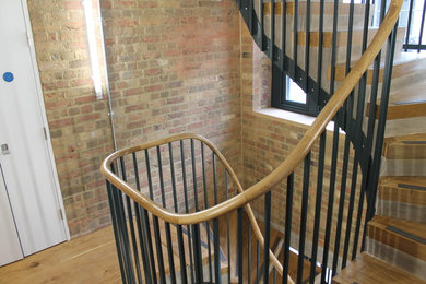 ロンドンにあるお手頃価格の中くらいなラスティックスタイルのおしゃれな階段の写真