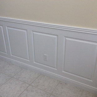 Idéer för en mellanstor klassisk hall, med beige väggar, klinkergolv i keramik och beiget golv