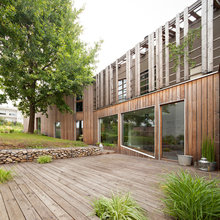 Architektur: Ein holzvertäfeltes Ökohaus vor Paris