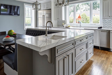Example of a classic kitchen design in Huntington