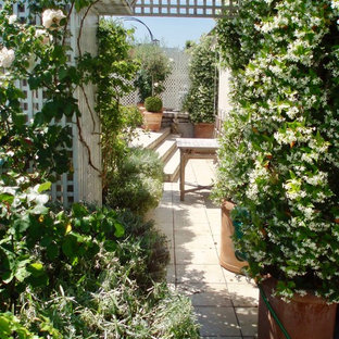 パリの中サイズのシャビーシック調のおしゃれなテラス・中庭の写真