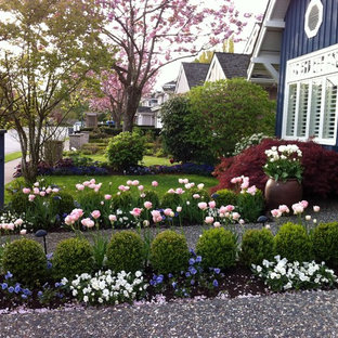 Inspiration pour un jardin avant traditionnel au printemps avec un massif de fleurs.
