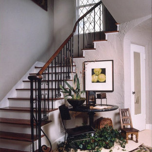 Eklektisk inredning av en mellanstor foajé, med grå väggar, heltäckningsmatta, en enkeldörr och mörk trädörr