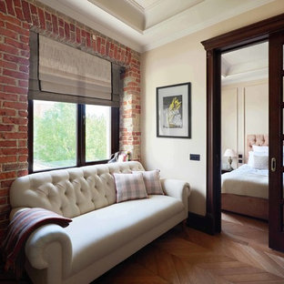 Immagine di un piccolo soggiorno industriale con pavimento in legno massello medio