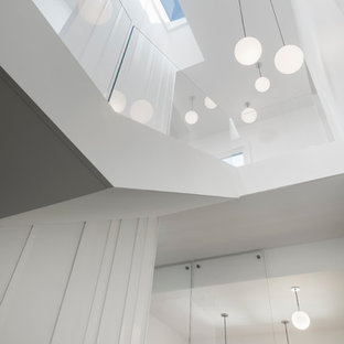 Ejemplo de escalera en U, minimalista, grande, con escalones enmoquetados y contrahuellas enmoquetadas