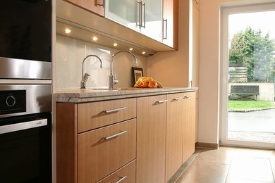 Offene, Mittelgroße Moderne Küche mit Küchenrückwand in Weiß, Glasrückwand, Keramikboden, braunem Boden und grauer Arbeitsplatte in Sonstige