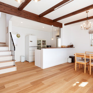 神戸のアジアンスタイルのLDKの画像 (白い壁、淡色無垢フローリング、茶色い床)