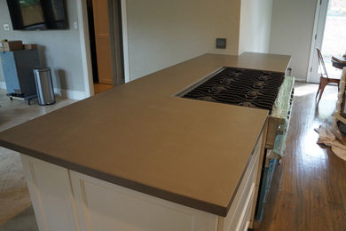 Cette image montre une cuisine design avec un plan de travail en béton.