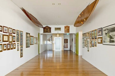 Immagine di un ingresso o corridoio american style