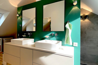 Kleines Modernes Badezimmer mit bodengleicher Dusche, grüner Wandfarbe, hellem Holzboden, Aufsatzwaschbecken, Wandnische und eingebautem Waschtisch in Sonstige
