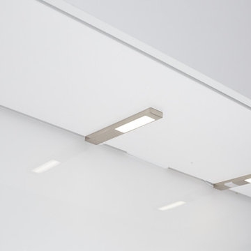 Komplett weiße Designerküche - weiße Fronten, weiße Steinarbeitsplatte