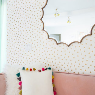 ロサンゼルスの小さいモダンスタイルのおしゃれなホームオフィス・仕事部屋 (白い壁、セラミックタイルの床、自立型机) の写真