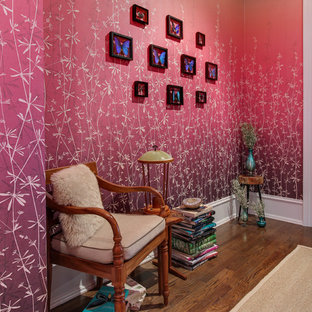 Immagine di un ingresso o corridoio bohémian di medie dimensioni con pareti rosa, parquet scuro e pavimento marrone