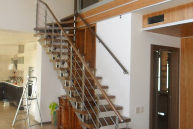 Лестница с центральным косоуром, ступеньки бук, ограждения 2 этажа стеклянное