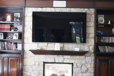 Ejemplo de cine en casa abierto tradicional de tamaño medio con televisor colgado en la pared