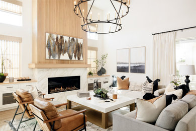 Стильный дизайн: большая открытая гостиная комната в стиле неоклассика (современная классика) с белыми стенами, светлым паркетным полом и горизонтальным камином без телевизора - последний тренд