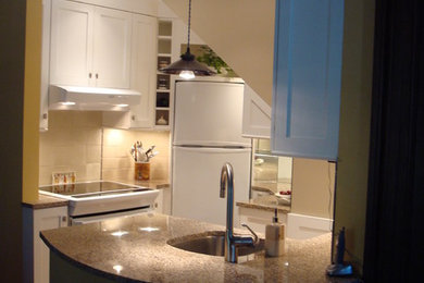 Kitchen - traditional kitchen idea in Boston
