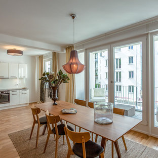ドレスデンの中サイズのコンテンポラリースタイルのLDKの画像 (白い壁、無垢フローリング)