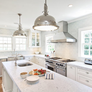 Idées déco pour une cuisine classique avec une crédence en carrelage métro.