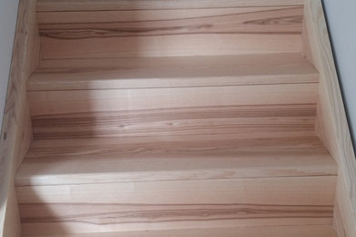 グルノーブルにある高級な中くらいなモダンスタイルのおしゃれなかね折れ階段 (木の蹴込み板) の写真