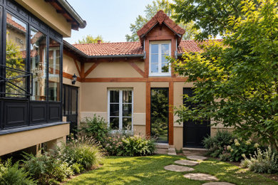 Cette image montre un jardin arrière traditionnel de taille moyenne.